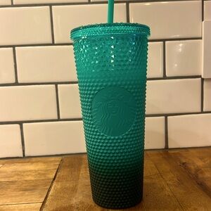 Starbucks cup in black to green faded ombré Starbucks cup 🤩